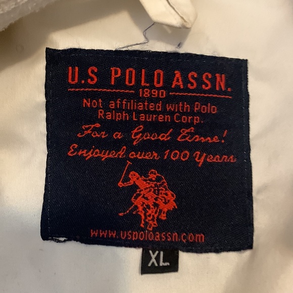 This is a Ralph Lauren puffer jacket it’s medium - Picture 3 of 4